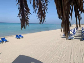 Bilocale vista spiaggia 10 metri dal mare Torre Mozza